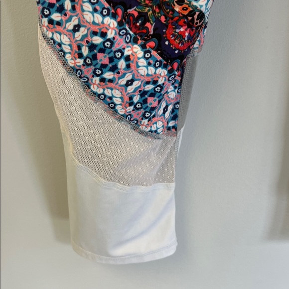 Athleta Cropped Woman’s Leggings with Multicolor Pattern Sz XL - Picture 6 of 7